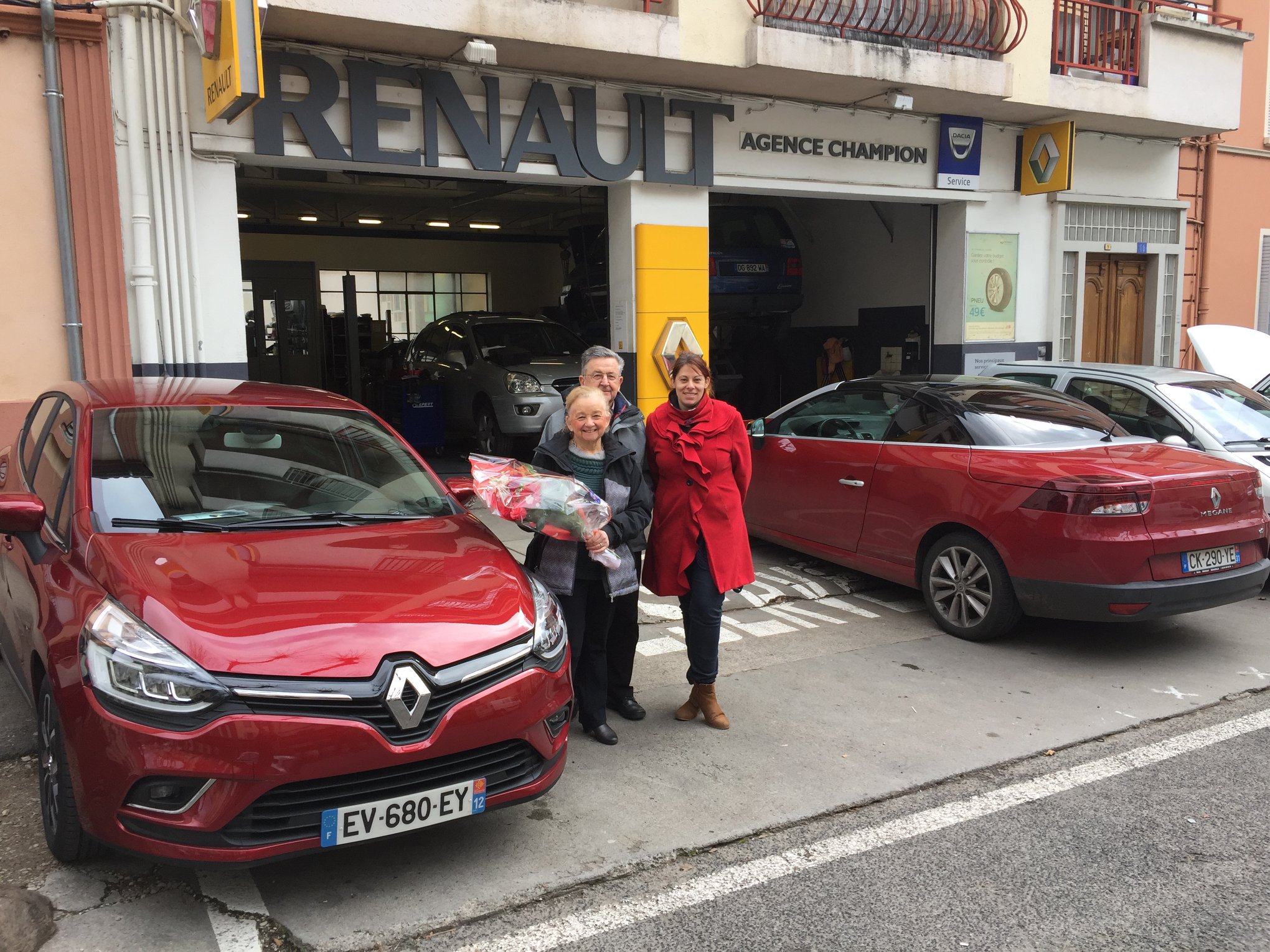 Des clients heureux de leur nouveau véhicule Renault